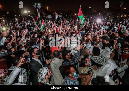 Doha, Qatar. 15 maggio 2021. La gente partecipa a un raduno di solidarietà con i palestinesi al di fuori della moschea di Doha di Imam Muhammad Abdel-Wahhab, alla quale ha partecipato il capo dell'ufficio politico di Hamas Ismail Haniyeh, in mezzo all'escalation della violenza israelo-palestinese. Credit: Mahmoud Hefnawy/dpa/Alamy Live News Foto Stock