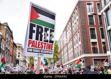 Londra, Regno Unito. 15 maggio 2021. Manifestanti marzo a South Kensington. Migliaia di persone hanno marciato verso l'ambasciata israeliana a sostegno della Palestina. Credit: Vuk Valcic/Alamy Live News Foto Stock