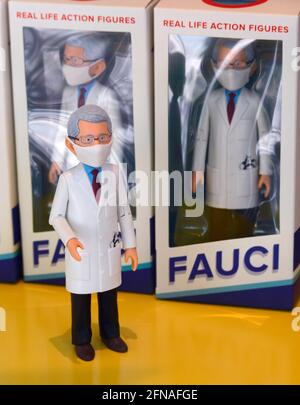 Action figure bambole Dr. Anthony Fauci, direttore del National Institute of Allergy and Infectious Diseases e consulente medico per il presidente. Foto Stock