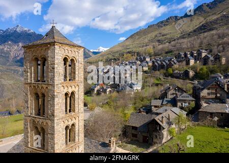 Campanile della chiesa di Sant climent, villaggio di Taüll, Vall Boí, Lleida, Catalogna, Spagna Foto Stock