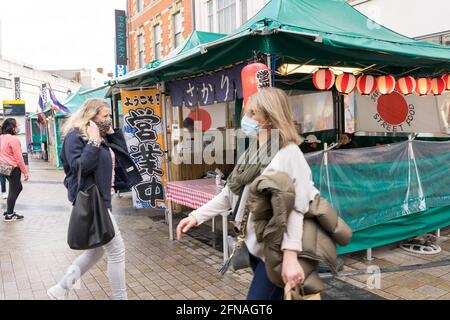 Cibo giapponese, negozio da asporto aperto per le imprese nel mercato di Bromley, clienti, acquirenti il Sabato, Kent, Inghilterra, REGNO UNITO Foto Stock