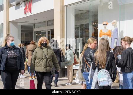 Gli acquirenti si accodano al negozio di moda H&M di Bromley High Street, Kent, Inghilterra Foto Stock