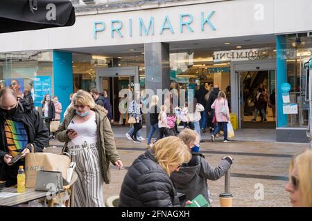 Acquirenti che hanno un ceffee esterno Primark, Bromley, Kent Foto Stock
