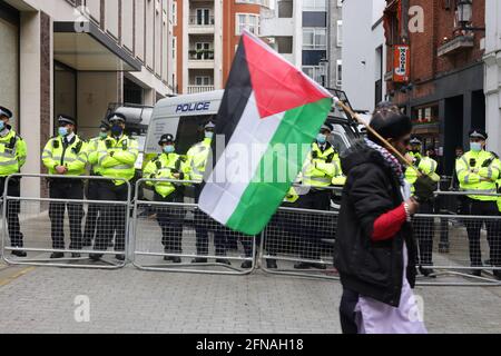 Londra, Regno Unito. 15 maggio 2021. La polizia si è cordonata fuori strada laterale vicino all'ambasciata israeliana a Londra durante la manifestazione anti-Israele. Credit: Joe Kuis /Alamy News Foto Stock