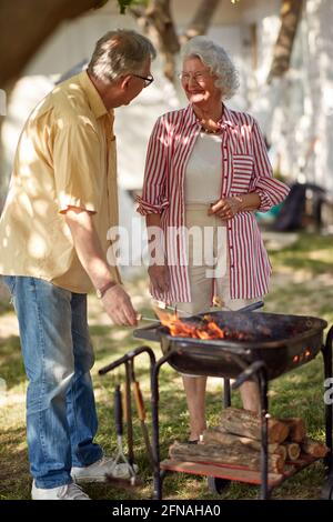 vecchia coppia caucasica che fa barbecue Foto Stock