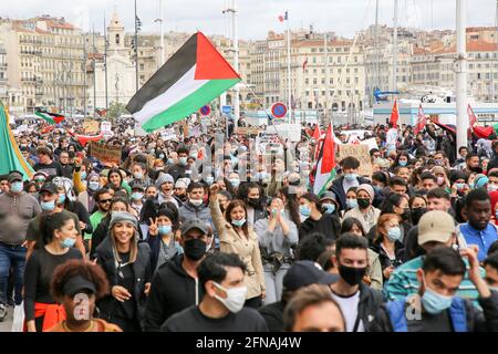 Marsiglia, Francia. 15 maggio 2021. Folla di manifestanti che hanno marciato con bandiere durante la manifestazione.diverse migliaia di persone hanno marciato per le strade di Marsiglia per sostenere il popolo palestinese contro i bombardamenti israeliani dei territori occupati (Gaza) che hanno lasciato 139 morti, tra cui 39 bambini, e più di 1,000 feriti. Credit: SOPA Images Limited/Alamy Live News Foto Stock