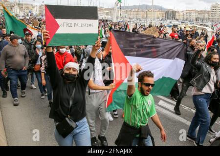 Marsiglia, Francia. 15 maggio 2021. Un manifestante che ha tenuto un cartello che dice: Palestina libera durante la manifestazione.diverse migliaia di persone hanno marciato per le strade di Marsiglia per sostenere il popolo palestinese contro i bombardamenti israeliani dei territori occupati (Gaza) che hanno lasciato 139 morti, tra cui 39 bambini, e più di 1,000 feriti. Credit: SOPA Images Limited/Alamy Live News Foto Stock