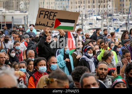 Marsiglia, Francia. 15 maggio 2021. Durante la manifestazione un manifestante che ha tenuto un cartello esprimendo la sua opinione mentre gridava slogan.diverse migliaia di persone hanno marciato per le strade di Marsiglia per sostenere il popolo palestinese contro i bombardamenti israeliani dei territori occupati (Gaza) che hanno lasciato 139 morti, tra cui 39 bambini, e più di 1,000 feriti. Credit: SOPA Images Limited/Alamy Live News Foto Stock