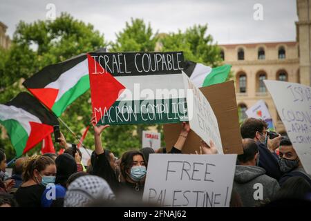 Marsiglia, Francia. 15 maggio 2021. Durante la manifestazione, i manifestanti tengono cartelli che esprimono la loro opinione.diverse migliaia di persone hanno marciato per le strade di Marsiglia per sostenere il popolo palestinese contro i bombardamenti israeliani dei territori occupati (Gaza) che hanno lasciato 139 morti, tra cui 39 bambini, e più di 1,000 feriti. Credit: SOPA Images Limited/Alamy Live News Foto Stock