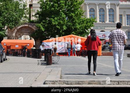 Iasi, Romania. 15 maggio 2021. Iasi, le autorità sanitarie rumene cercano di lanciare una maratona di vaccinazione in Romania per promuovere la vaccinazione contro Covid-19, per combattere la pandemia, ma pochissime persone sono emerse presso i siti di vaccinazione Credit: Independent Photo Agency/Alamy Live News Foto Stock