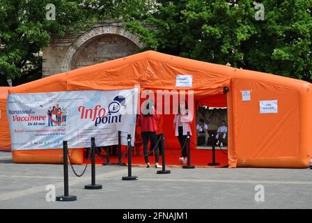 Iasi, Romania. 15 maggio 2021. Iasi, le autorità sanitarie rumene cercano di lanciare una maratona di vaccinazione in Romania per promuovere la vaccinazione contro Covid-19, per combattere la pandemia, ma pochissime persone sono emerse presso i siti di vaccinazione Credit: Independent Photo Agency/Alamy Live News Foto Stock