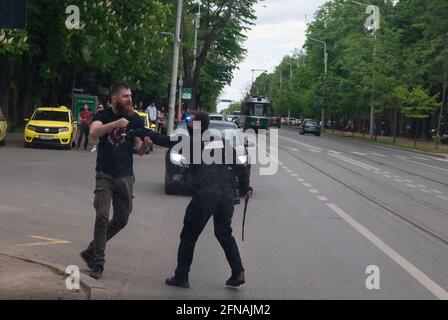 Iasi, Romania. 15 maggio 2021. Iasi, scontri tra tifosi e arresti della gendarmeria dopo la partita di calcio persa da Politehnica Iasi che ha condannato la squadra a relegazione a Serie B Credit: Independent Photo Agency/Alamy Live News Foto Stock