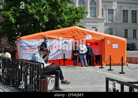 Iasi, Romania. 15 maggio 2021. Iasi, le autorità sanitarie rumene cercano di lanciare una maratona di vaccinazione in Romania per promuovere la vaccinazione contro Covid-19, per combattere la pandemia, ma pochissime persone sono emerse presso i siti di vaccinazione Credit: Independent Photo Agency/Alamy Live News Foto Stock