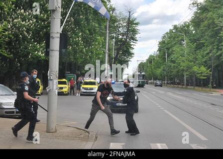 Iasi, Romania. 15 maggio 2021. Iasi, scontri tra tifosi e arresti della gendarmeria dopo la partita di calcio persa da Politehnica Iasi che ha condannato la squadra a relegazione a Serie B Credit: Independent Photo Agency/Alamy Live News Foto Stock