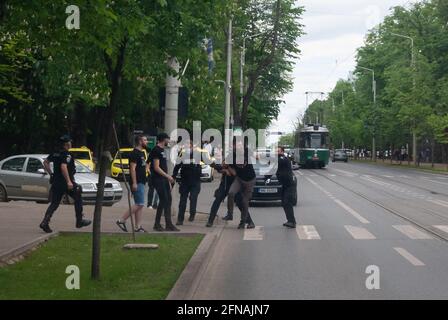 Iasi, Romania. 15 maggio 2021. Iasi, scontri tra tifosi e arresti della gendarmeria dopo la partita di calcio persa da Politehnica Iasi che ha condannato la squadra a relegazione a Serie B Credit: Independent Photo Agency/Alamy Live News Foto Stock