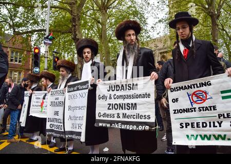 Londra, Regno Unito. 15 maggio 2021. Membri di un'organizzazione ebrea anti-sionista alla protesta pro-Palestina contro Kensington High Street. Credit: Vuk Valcic/Alamy Live News Foto Stock