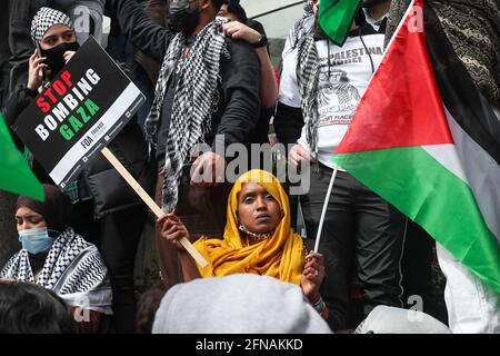 LONDRA, INGHILTERRA, MAGGIO 15 2021, i manifestanti della Palestina libera si scontrano con la polizia al di fuori dell'ambasciata israeliana a Kensington High Street, circa 150,000 persone hanno partecipato alla protesta sabato 15 maggio 2021. (Credit: Lucy North | MI News) Credit: MI News & Sport /Alamy Live News Foto Stock