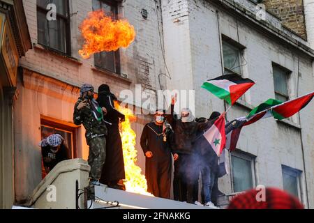 LONDRA, INGHILTERRA, MAGGIO 15 2021, i manifestanti della Palestina libera si scontrano con la polizia al di fuori dell'ambasciata israeliana a Kensington High Street, circa 150,000 persone hanno partecipato alla protesta sabato 15 maggio 2021. (Credit: Lucy North | MI News) Credit: MI News & Sport /Alamy Live News Foto Stock