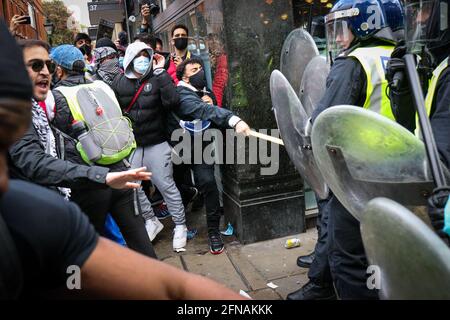 LONDRA, INGHILTERRA, MAGGIO 15 2021, i manifestanti della Palestina libera si scontrano con la polizia al di fuori dell'ambasciata israeliana a Kensington High Street, circa 150,000 persone hanno partecipato alla protesta sabato 15 maggio 2021. (Credit: Lucy North | MI News) Credit: MI News & Sport /Alamy Live News Foto Stock