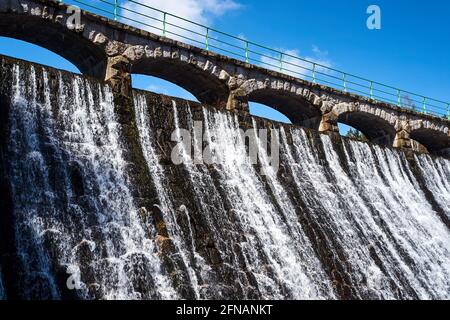 La diga di pietra e la cascata sul fiume Lomnica in Karpacz Foto Stock
