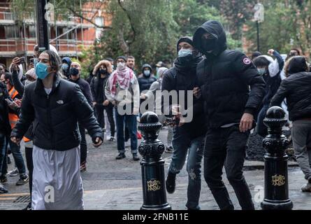 Londra, Regno Unito. 16 maggio 2021. Manifestanti che gettano mattoni verso la polizia durante lo scontro dopo la manifestazione contro la violenza di Stato in solidarietà con la Palestina il 15 maggio 2021 a Londra, Gran Bretagna. Le tensioni a Gerusalemme hanno portato a attacchi aerei transfrontalieri tra Israele e militanti a Gaza, uccidendo almeno 119 palestinesi e 8 israeliani accreditamento: James/ZUMA Wire/Alamy Live News Foto Stock