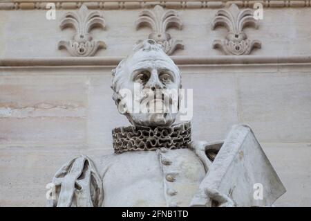 Statua di Miguel de Cervantes Saavedra. Ingresso alla Biblioteca Nazionale di Spagna, Madrid. Scolpito da Joan Vancell Puigcercos Foto Stock