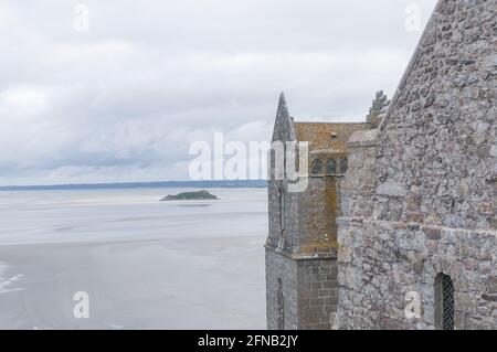 Un primo piano dettagli di Mont Saint Michel sotto un cielo nuvoloso in Normandia, Francia Foto Stock