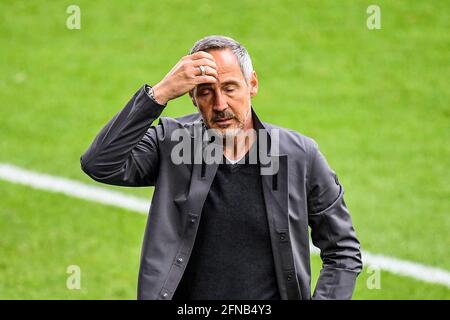 Gelsenkirchen, Germania. 15 maggio 2021. Il capo allenatore Adi Huetter di Francoforte reagisce durante un incontro tedesco tra l'FC Schalke 04 e l'Eintracht Frankfurt a Gelsenkirchen, Germania, il 15 maggio 2021. Credit: Jan Huebner/Joachim Bywaletz/Xinhua/Alamy Live News Foto Stock