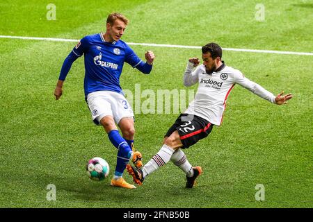 Gelsenkirchen, Germania. 15 maggio 2021. Timo Becker (L) di Schalke 04 vies con Amin Yoines di Francoforte durante una partita tedesca della Bundesliga tra FC Schalke 04 e Eintracht Francoforte a Gelsenkirchen, Germania, 15 maggio 2021. Credit: Jan Huebner/Joachim Bywaletz/Xinhua/Alamy Live News Foto Stock