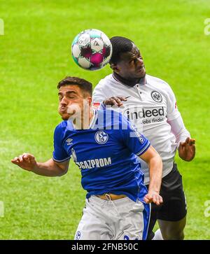 Gelsenkirchen, Germania. 15 maggio 2021. Blendi Idrizi (L) di Schalke 04 vies per una testata con Evan N'Dalka di Francoforte durante una partita tedesca della Bundesliga tra FC Schalke 04 ed Eintracht Frankfurt a Gelsenkirchen, Germania, 15 maggio 2021. Credit: Jan Huebner/Joachim Bywaletz/Xinhua/Alamy Live News Foto Stock