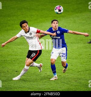 Gelsenkirchen, Germania. 15 maggio 2021. Amine Harit (R) di Schalke 04 vies con Hasebe Makoto di Francoforte durante una partita tedesca della Bundesliga tra FC Schalke 04 e Eintracht Francoforte a Gelsenkirchen, Germania, 15 maggio 2021. Credit: Jan Huebner/Joachim Bywaletz/Xinhua/Alamy Live News Foto Stock