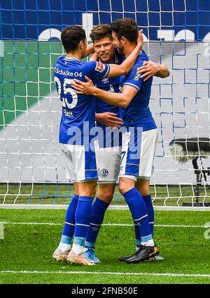 Gelsenkirchen, Germania. 15 maggio 2021. Klaas-Jan Huntelaar (C) di Schalke 04 celebra il suo obiettivo durante una partita tedesca della Bundesliga tra il FC Schalke 04 e l'Eintracht Frankfurt a Gelsenkirchen, Germania, 15 maggio 2021. Credit: Jan Huebner/Joachim Bywaletz/Xinhua/Alamy Live News Foto Stock