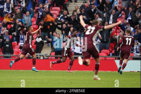 Londra, Gran Bretagna. 15 maggio 2021. La squadra di Leicester City's Youri Tielemans (1st L) festeggia dopo aver segnato il gol vincente per la squadra durante la partita finale della fa Cup tra Chelsea e Leicester City al Wembley Stadium di Londra, Gran Bretagna, il 15 maggio 2021. Credit: Matthew Impey/Xinhua/Alamy Live News Foto Stock