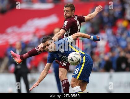 Londra, Gran Bretagna. 15 maggio 2021. La Jamie Vardy di Leicester City compete per la palla con Cesar Azpilicueta di Chelsea durante la partita finale della fa Cup tra Chelsea e Leicester City allo stadio Wembley di Londra, Gran Bretagna, il 15 maggio 2021. Credit: Matthew Impey/Xinhua/Alamy Live News Foto Stock