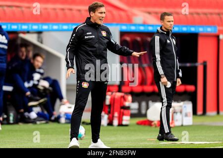 Leverkusen. 16 maggio 2021. Il capo allenatore Hannes Wolf (L) di Leverkusen reagisce durante una partita della Bundesliga tedesca tra Bayer 04 Leverkusen e FC Union Berlin a Leverkusen, Germania, 15 maggio 2021. Credit: Xinhua/Alamy Live News Foto Stock