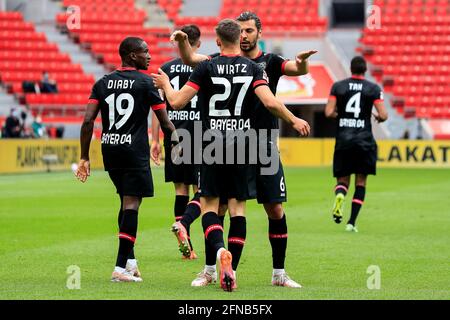 Leverkusen. 16 maggio 2021. Florian Wirtz (3° L) di Leverkusen celebra il suo punteggio con i compagni di squadra durante una partita tedesca della Bundesliga tra Bayer 04 Leverkusen e FC Union Berlin a Leverkusen, Germania, 15 maggio 2021. Credit: Xinhua/Alamy Live News Foto Stock