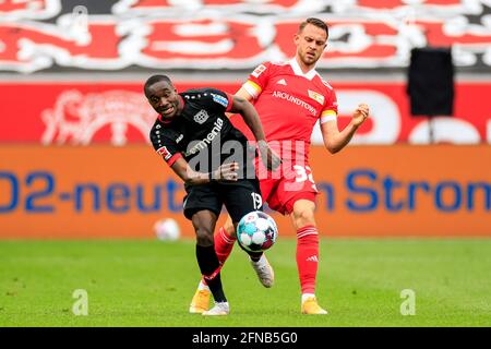 Leverkusen. 16 maggio 2021. Moussa Diaby (L) di Leverkusen vies con Marcus Ingvartsen di Union Berlin durante una partita tedesca della Bundesliga tra Bayer 04 Leverkusen e FC Union Berlin a Leverkusen, Germania, 15 maggio 2021. Credit: Xinhua/Alamy Live News Foto Stock