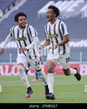 Torino, Italia. 15 maggio 2021. Juan Cuadrado (R) di Juventus celebra il suo secondo gol durante una partita di calcio tra Juventus e Inter Milan a Torino, 15 maggio 2021. Credit: Federico Tardito/Xinhua/Alamy Live News Foto Stock