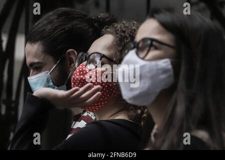 San Paolo, Brasile. 15 maggio 2021. I pedoni che indossano maschere facciali sono visti in mezzo COVID-19 epidemia a San Paolo, Brasile, il 15 maggio 2021. Il Brasile il Sabato ha segnalato 2,087 morti in più da COVID-19, aumentando il conteggio nazionale a 434,715, il Ministero della Salute ha detto. Nel frattempo, sono state rilevate altre 67,009 infezioni, aumentando il numero nazionale a 15,586,534. Credit: Rahel Patrasso/Xinhua/Alamy Live News Foto Stock