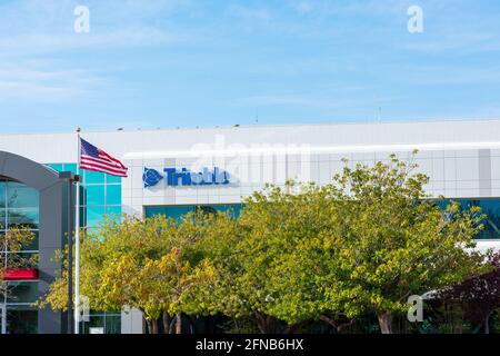 Cartello Trimble sulla sede centrale. Trimble sviluppa soluzioni tecnologiche di posizionamento per topografia, edilizia, agricoltura, pubblica sicurezza e mappatura pu Foto Stock