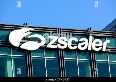 Logo Zscaler sull'edificio del campus HQ nella Silicon Valley. Zscaler è un'azienda globale di sicurezza dei dati basata su cloud - San Jose, CA, USA - 2021 Foto Stock