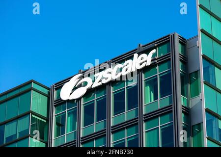 Logo Zscaler sull'edificio del campus HQ nella Silicon Valley. Zscaler è un'azienda globale di sicurezza dei dati basata su cloud. - San Jose, CA, Stati Uniti d'America - 2021 Foto Stock