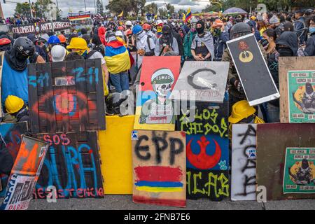 Bogota, Colombia, 15 maggio 2021 la prima linea di manifestazione contro le riforme del governo e la violenza al monumento degli eroi Foto Stock