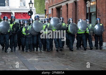 Londra, Regno Unito. 16 maggio 2021. La polizia cammina verso i dimostranti durante la dimostrazione. Le tensioni a Gerusalemme hanno provocato attacchi aerei transfrontalieri tra Israele e i militanti di Gaza, uccidendo almeno 119 palestinesi e 8 israeliani. Credit: SOPA Images Limited/Alamy Live News Foto Stock