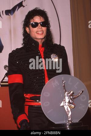 La CBS Records premia Michael Jackson con uno speciale premio ‘Artist of the decade’ per il suo successo storico come miglior artista di vendita degli anni '80, con oltre 100 milioni di dischi venduti il 20 febbraio 1990. Credito: Ralph Dominguez/MediaPunch Foto Stock