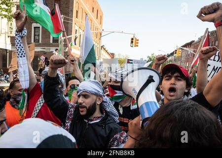 Queens, Stati Uniti d'America . 15 maggio 2021. Più di mille palestinesi-americani e alleati hanno protestato contro il conflitto israelo-palestinese durante un raduno a Brooklyn il 15 maggio 2021. (Foto di Gabriele Holtermann) Credit: Sipa USA/Alamy Live News Foto Stock