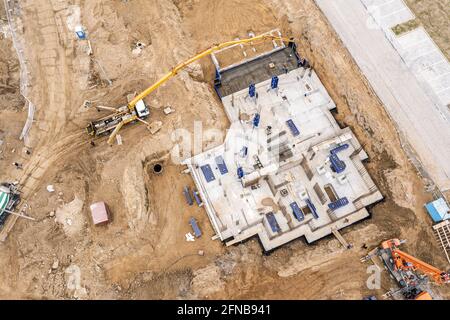 costruzione di appartamenti a più piani. lavori di costruzione a ciclo zero. vista dall'alto dal drone Foto Stock