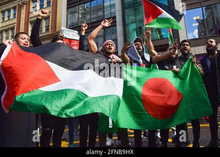 Londra, Regno Unito. 15 maggio 2021. I manifestanti cantano slogan e gesturano a Kensington High Street fuori dall'ambasciata d'Israele durante la manifestazione pro-Palestina. Migliaia di persone hanno marciato a Londra a sostegno della Palestina. (Foto di Vuk Valcic/SOPA Images/Sipa USA) Credit: Sipa USA/Alamy Live News Foto Stock