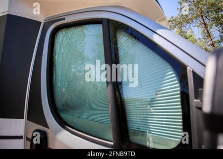 Tende sulle finestre in un camper. Foto Stock