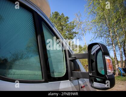 Tende sulle finestre in un camper. Foto Stock